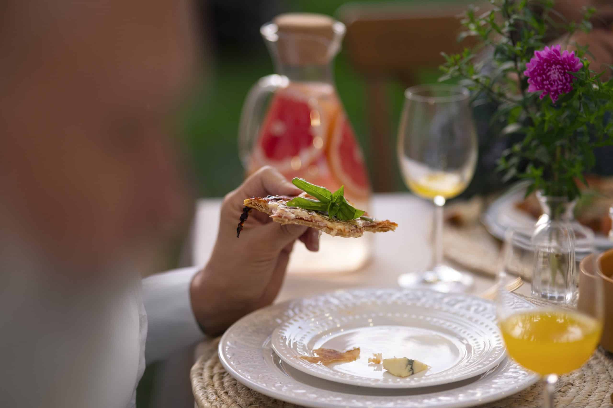 Pourquoi faut-il prendre ses médicaments avant, pendant ou après les repas ?