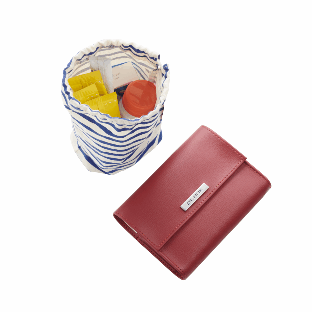 Pilulier semainier Pilbox Liberty avec étui design rouge et un pochon de transport ouvert