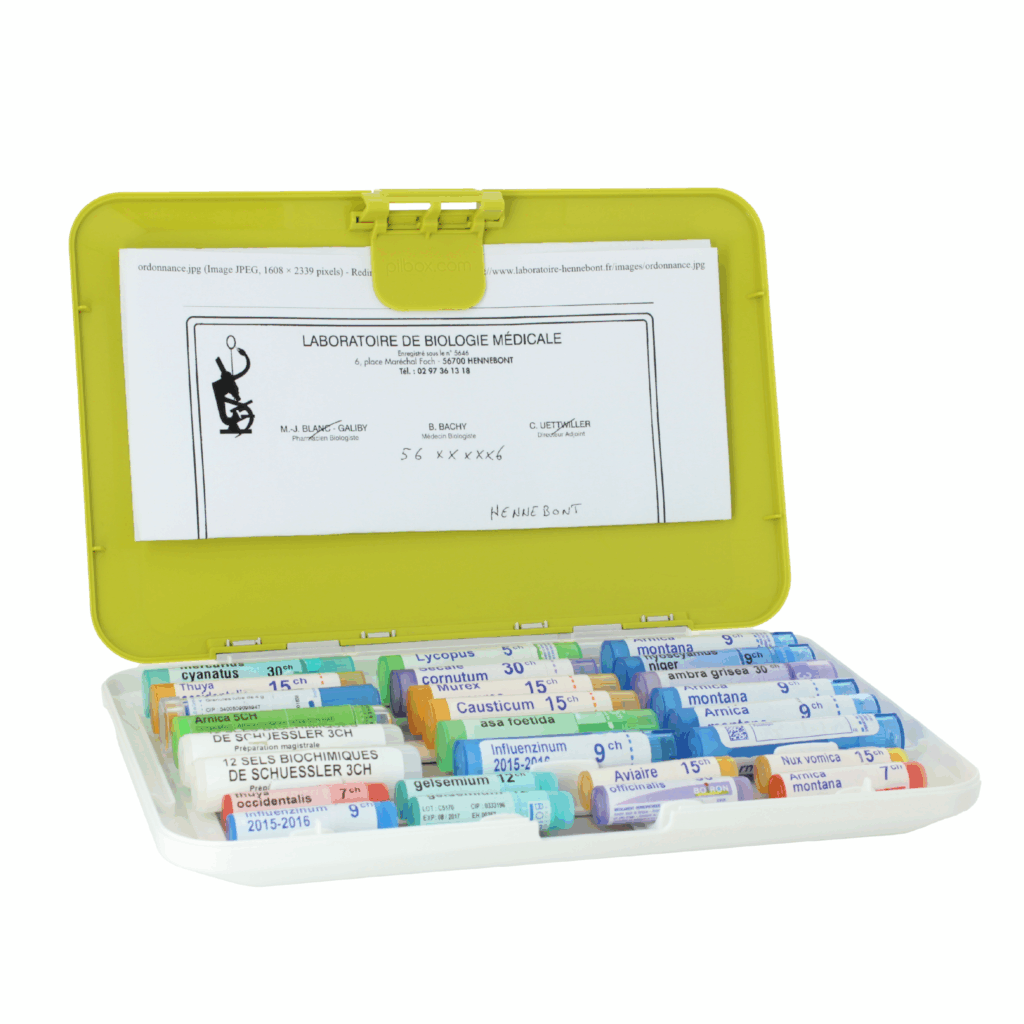 Boite rangement homéopathie Pilbox Homéo verte ouverte avec médicaments à l'intérieur