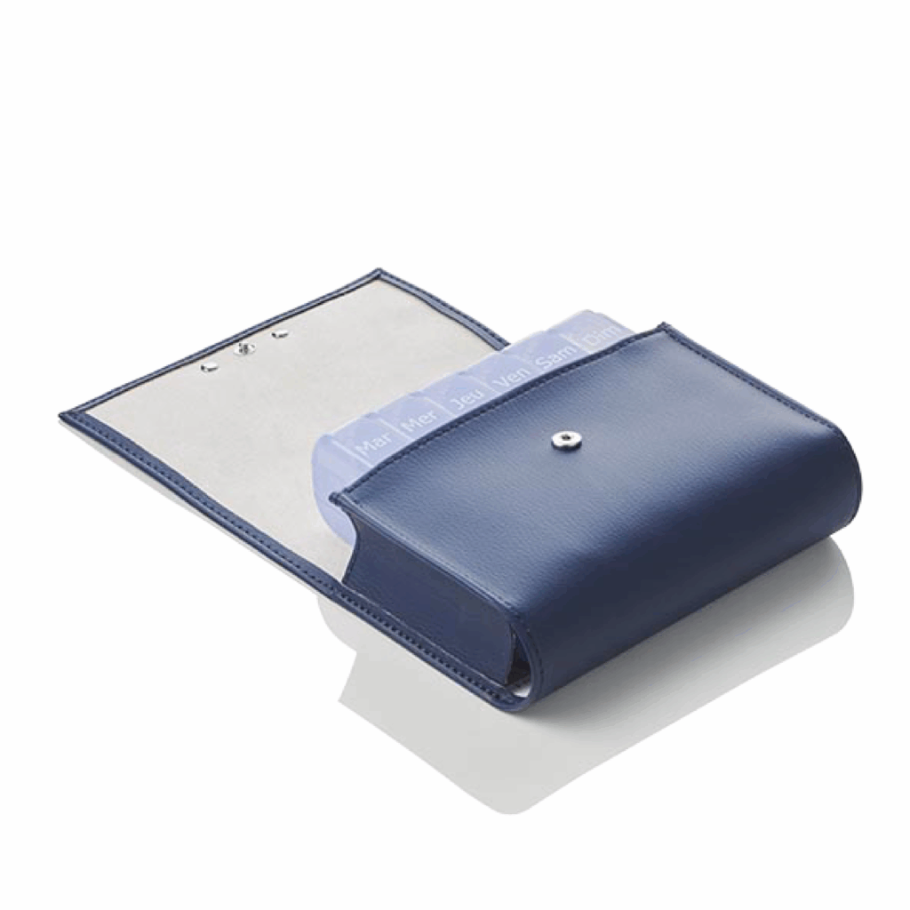 Grand pilulier modèle Pilbox Maxi bleu marine ouvert avec jours de la semaine sur modules