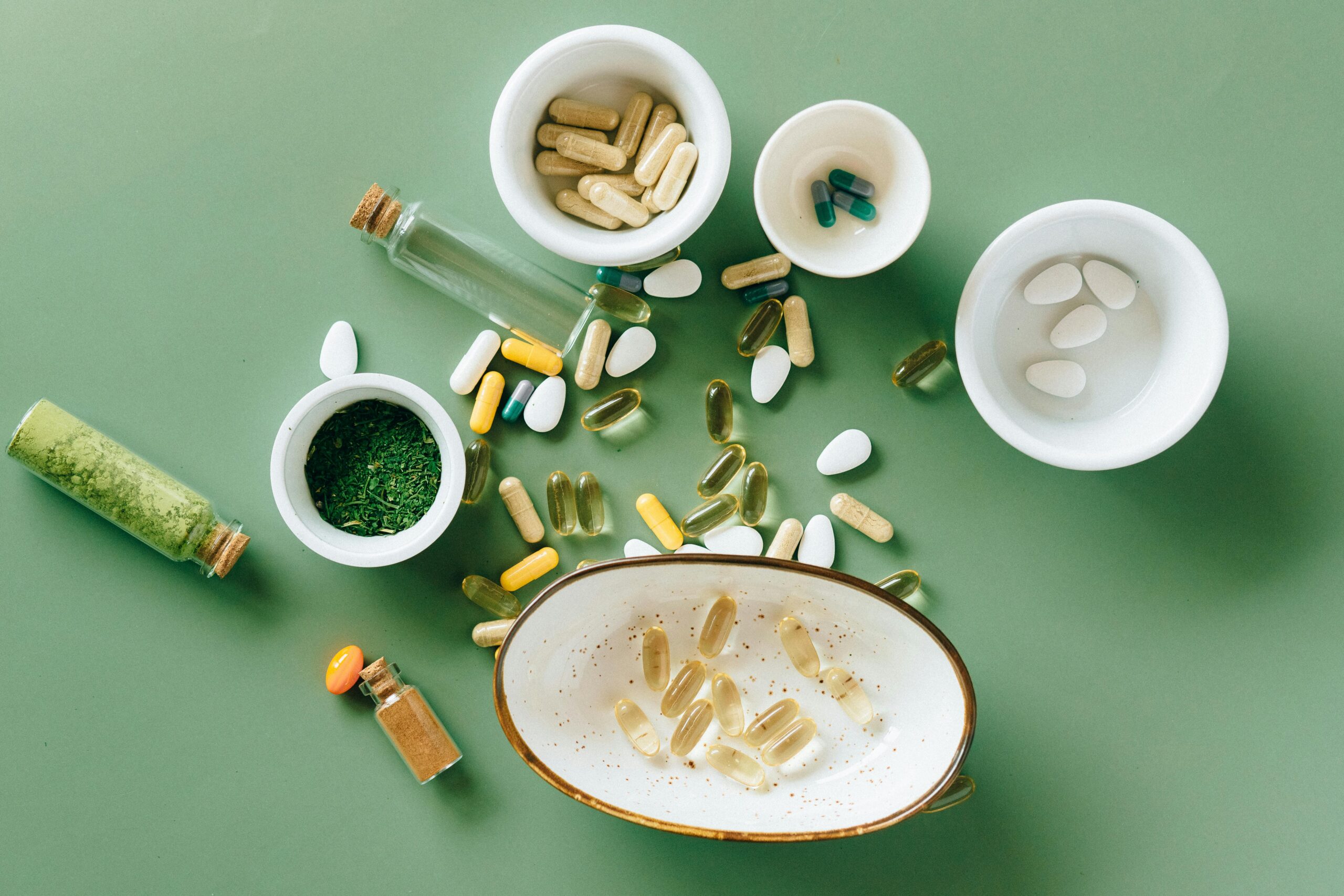 Composition compléments alimentaires dans des récipients sur fond vert