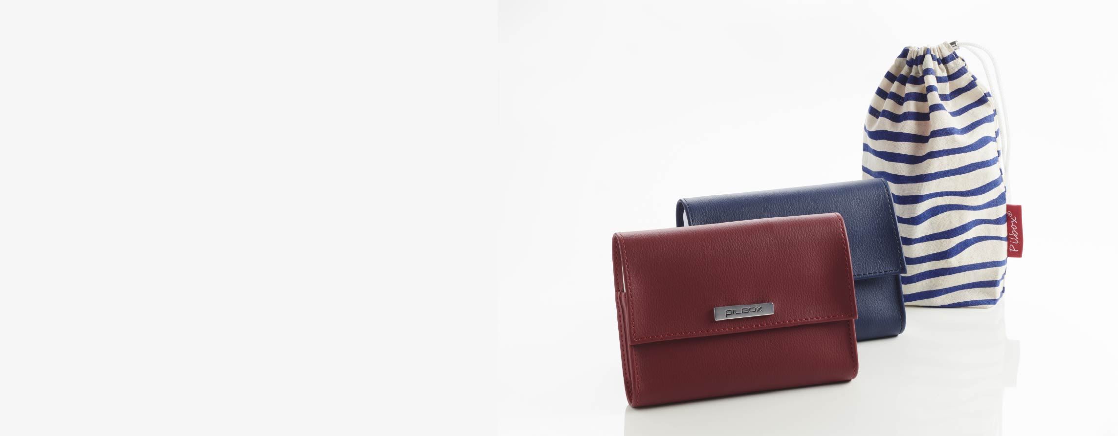 Pilbox Liberty rouge et marine accompagnés du pochon de rangement à rayures bleues et blanches