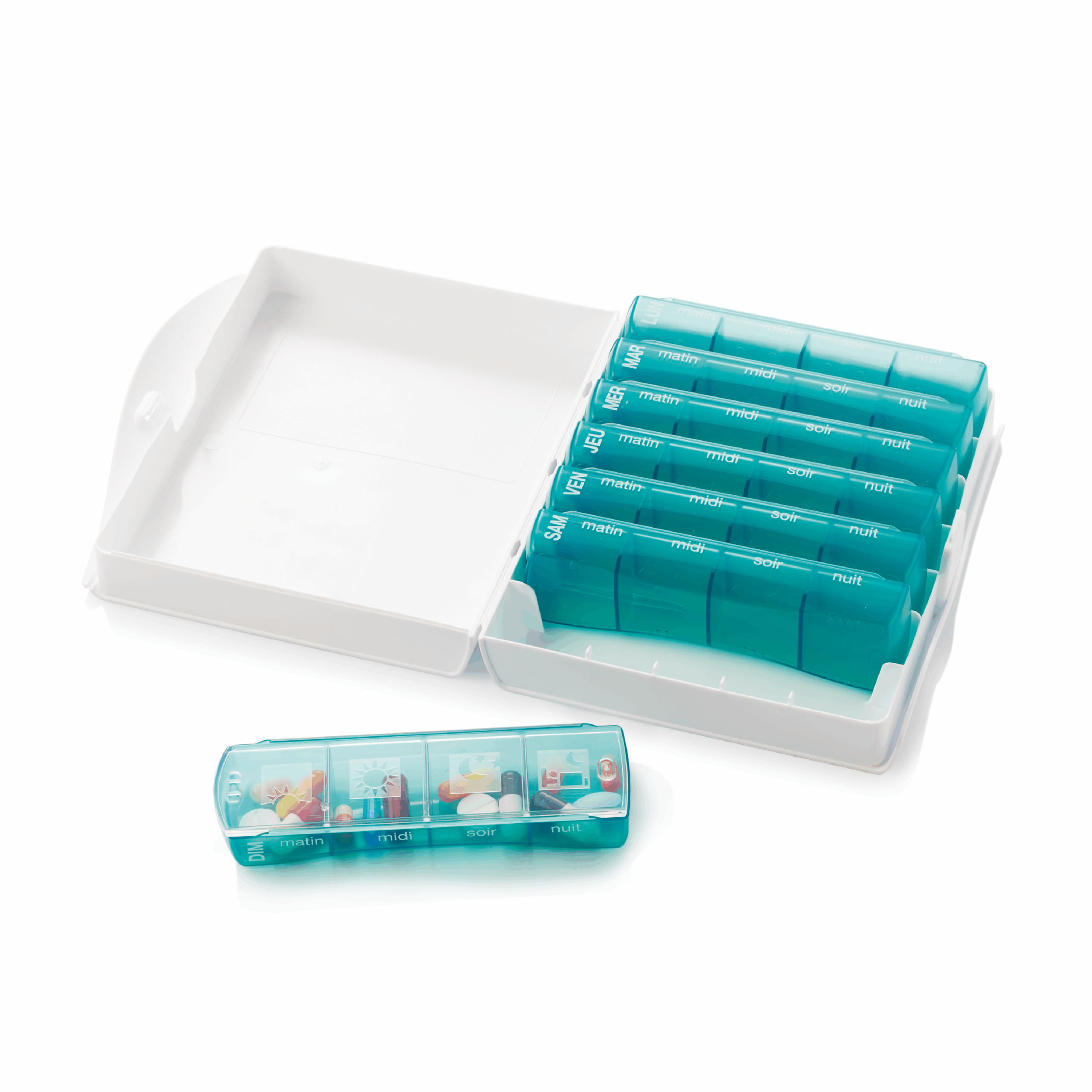 Pilbox grande contenance ouvert avec six modules bleu transparent à l'intérieur et un module posé devant avec des médicaments à l'intérieur