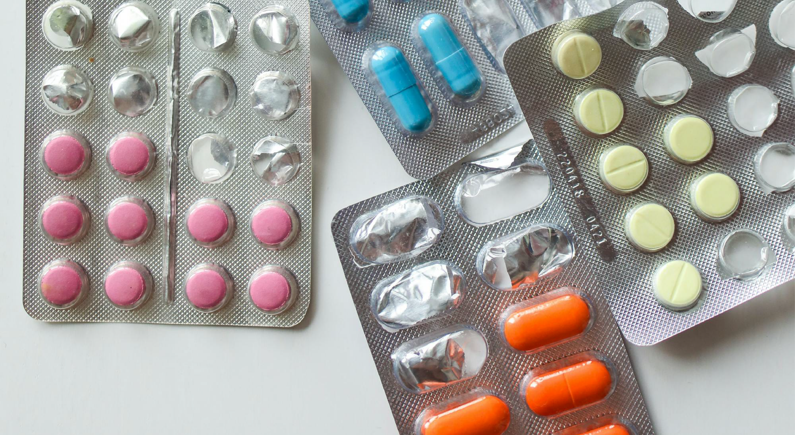 Plaquettes de comprimés et gélules de différentes couleurs