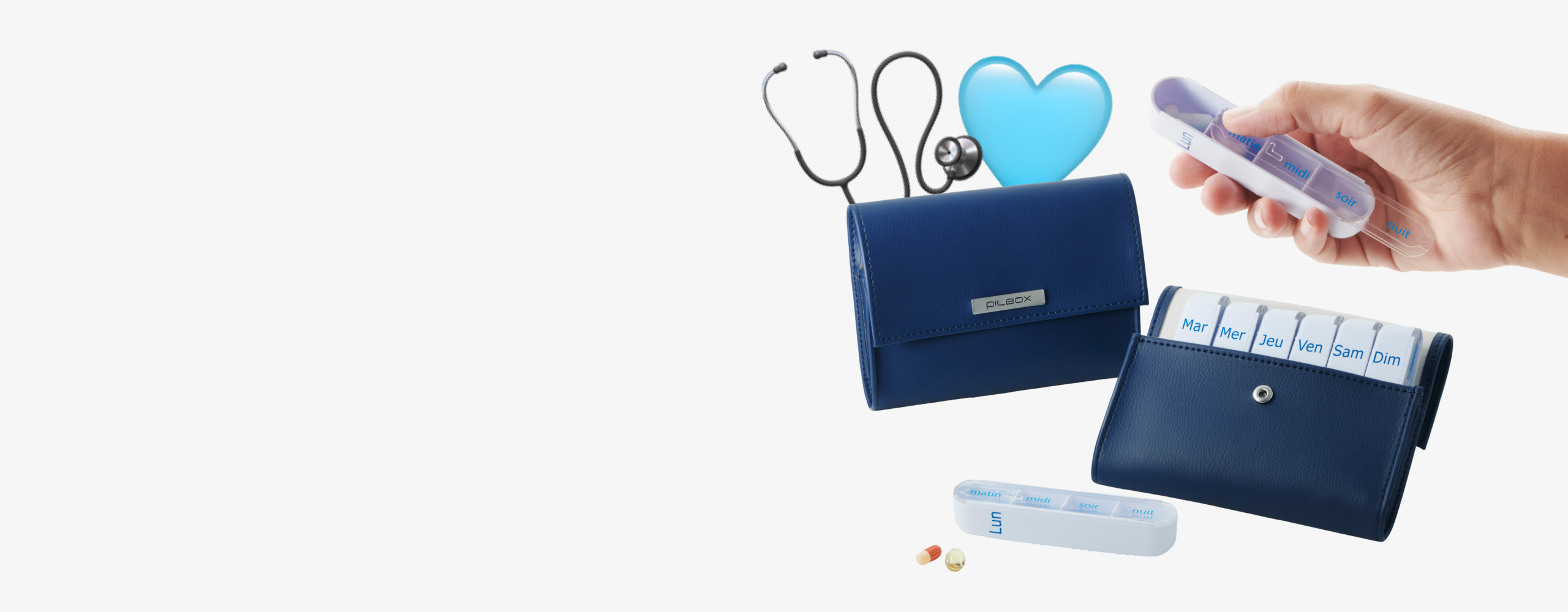 Pilulier semainier Pilbox Liberty ouvert avec une main qui tient un compartiment